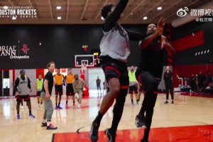 藝高人膽大！面對杜蘭特的貼身跟防，阿門單手高拋打板上籃命中