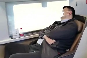 塊頭是大了一點點??姚明坐動車，這商務(wù)座感覺快撐不住了