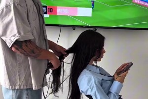 意大利美女主持??這身材真是勻稱，黑色小禮服真是養(yǎng)眼~