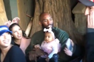 原本幸福！17年小碧生日那天 科比一家在迪士尼樂園被球迷偶遇