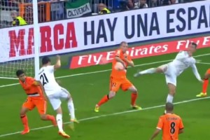 靈感一閃！C羅不停球雜耍射門向后踢破門！