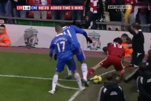 紅藍大戰(zhàn)！博辛瓦怒踹貝納永逃過紅牌！詹?。赫媸请y以想象