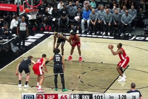 籃網(wǎng)第一場季前賽，曾凡博沒有得到出場機(jī)會(huì)，坐在板凳席角落處