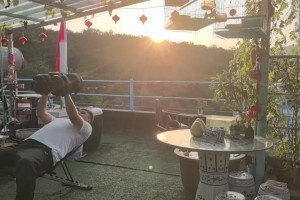 自律戰(zhàn)神！劉玉棟：夕陽下 健身達(dá)人