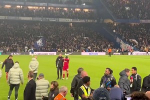 拼盡全力！賽后羅伯遜在工作人員攙扶下，一瘸一拐的離場(chǎng)