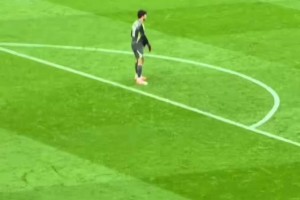 現(xiàn)場的曼聯(lián)球迷向拉門斯高唱：你是偽裝的舒梅切爾嗎？