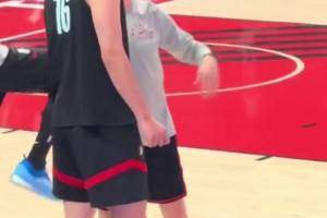 開拓者球迷日，楊瀚森和助教溝通，隨后興奮地開始熱身