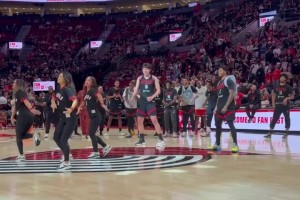 太可愛了??開拓者球迷嘉年華，楊瀚森背書包學跳舞