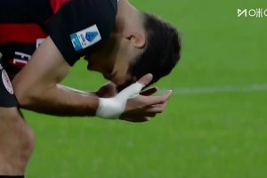 逆天！凱利禁區(qū)放倒希門尼斯送點(diǎn)！普利西奇主罰直塞射上看臺(tái)！