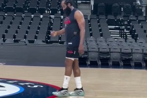 終于不用自己頂4號(hào)位了！小卡：科林斯能去防大尺寸的4號(hào)位甚至5號(hào)位