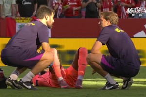疑似出現受傷情況！賽后拉什福德痛苦坐地上！