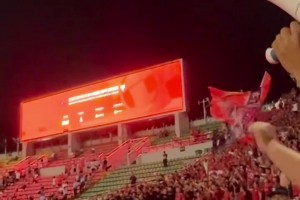 重慶銅梁龍全隊(duì)賽后慶祝獲勝！廣西球迷怒罵：你們好意思慶祝？