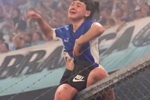 真球迷??！此前阿根廷女球迷爬上鐵網(wǎng)慶祝卻被劃破衣服??