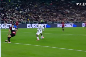 錯(cuò)失良機(jī)！戴維門前絕佳良機(jī)射門竟離譜滑倒了！