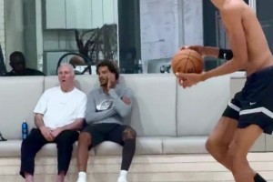 馬刺隊(duì)魂！波波維奇現(xiàn)身觀看文班亞馬訓(xùn)練三分??????