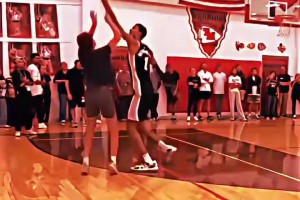 哈登這個(gè)操作真是百看不厭！NBA球星vs普通人時(shí)刻！