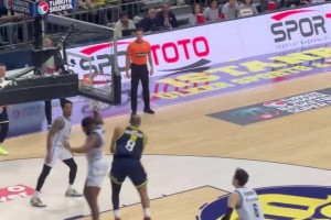 無人能擋??湖人舊將小塔克各種秀操作！土超聯(lián)賽輕松砍25+6