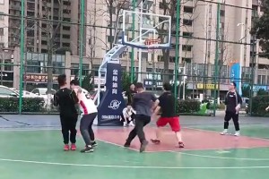 真會(huì)玩啊！坎貝奇這身“巴斯光年”的裝扮什么水平？??