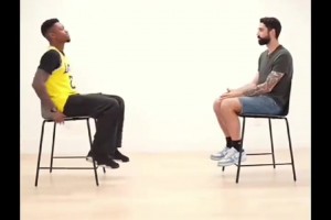 張明池現(xiàn)在混的有點慘啊，野球場上胖了一圈，展示空籃不進