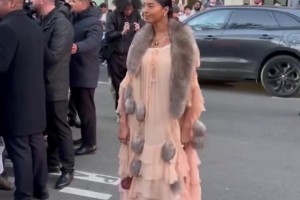 落落大方美麗自信！科比大女兒娜娜參加時(shí)裝周活動(dòng) 越來越漂亮了