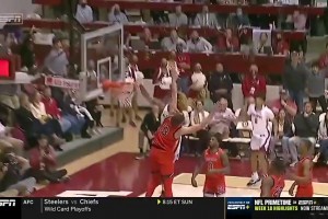 “雨姐”太猛！火箭新援戴維森走著走著隔扣凱斯勒??小賈看呆了