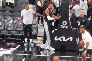 太輕松了吧，文班賽前表演胯下?lián)Q手風(fēng)車