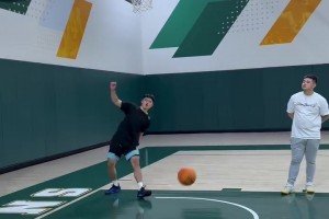 這彈跳可以??！1米85的趙維倫訓(xùn)練中完成單臂劈扣