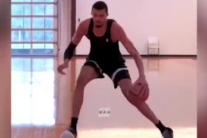 文班亞馬拜師奧拉朱旺，學(xué)習(xí)夢(mèng)幻腳步