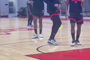 這該死的氣質(zhì)！杜蘭特訓(xùn)練中突然來了興致隨音樂跳起舞來