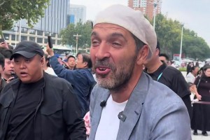 看看是誰來中國了？知道的是布馮，不知道的還以為是賣燒餅的??