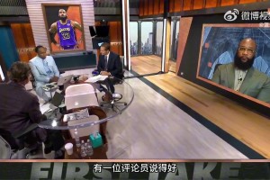 太緊張了？楊瀚森想撲防追夢(mèng)的傳球，結(jié)果不小心把自己給絆倒了！