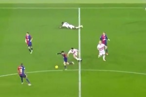 不愧是巴薩中場(chǎng)大核，佩德里這次處理球震驚外網(wǎng)??