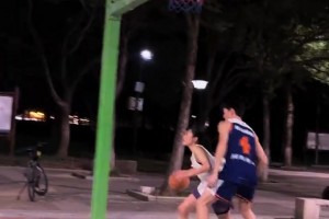 會(huì)噢！視頻里這位小姐姐 打球還是挺有靈性的