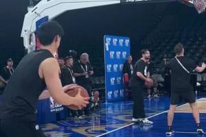 期待明晚能上！網(wǎng)友現(xiàn)場看曾凡博的投籃訓(xùn)練 底角三分接連命中~