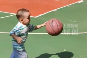 湖北兩歲小孩哥單手運球跑！家長：玩游戲機發(fā)現(xiàn)投籃天賦的~