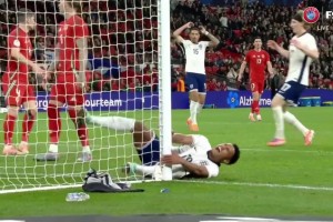 太痛了！沃特金斯包抄空門沒有打進，大腿直接撞到立柱痛苦倒地！