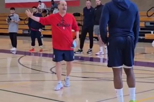 ??登哥認(rèn)真聽(tīng)講！范甘迪給快船球員講解防守站位