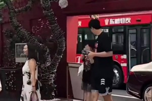 男孩投籃一直沒進，突發(fā)奇想跟暗戀的女孩打賭