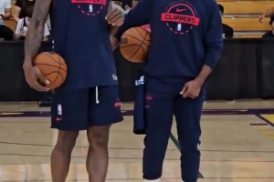 保羅和萊昂納德也不知道聊啥呢 這么嚴(yán)謹(jǐn)?shù)谋砬? >
                                        </div>
                                    </div>
                                                                        <div   id=