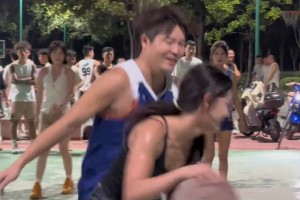 野球場男女背打大戰(zhàn)，很久沒看到這么純粹的身體對抗了??