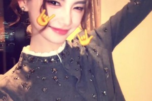 這一笑太著迷了！美女主播金佳悅的手勢舞： 吃一鞭子~