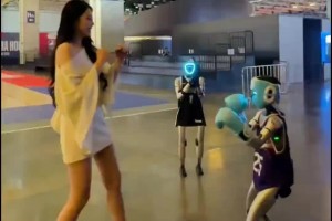 這腿是真長??！女主播小太陽在中國賽場館內(nèi)和機(jī)器人打拳擊~
