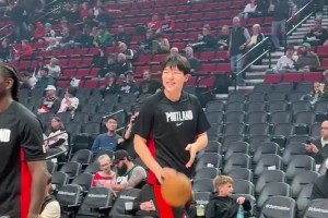 楊瀚森與場邊兩位小球迷互動，小球迷得到回應后相當激動！