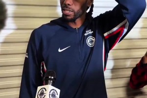 小卡跟龍獅球員告別：各位繼續(xù)加油 我們下次再見(jiàn)