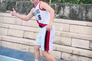 詹姆斯現(xiàn)場教學杜蘭特勾手投籃，場面很歡樂??