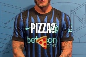 贛超奇葩一幕：防守球員圓規(guī)式護球被判點，痛苦捶地臥草??