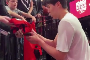 季前賽主場首秀！楊瀚森在球員通道給熱情的球迷們簽名~