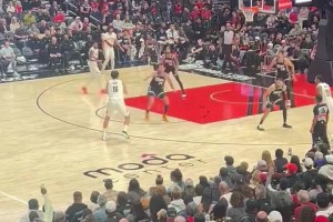 全場球迷都炸了！??楊瀚森背運(yùn)過人轉(zhuǎn)身上籃打進(jìn)，簡直就是小約基奇