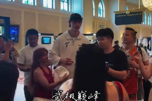 人氣爆棚！曾凡博耐心為球迷簽名合影