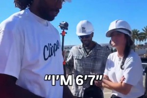 還在長身體？小女孩問小卡現(xiàn)在多高 后者回應(yīng)：2米01??????